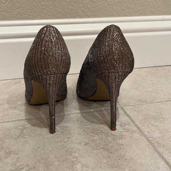 Carlos Santana Posy 4” heels metallic gold & silver shimmer fabric size 7 1/2 - Picture 5 of 11